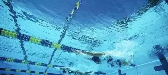 蛙泳踩水游泳技巧_蛙泳游泳怎样踩水_蛙泳踩水技巧视频