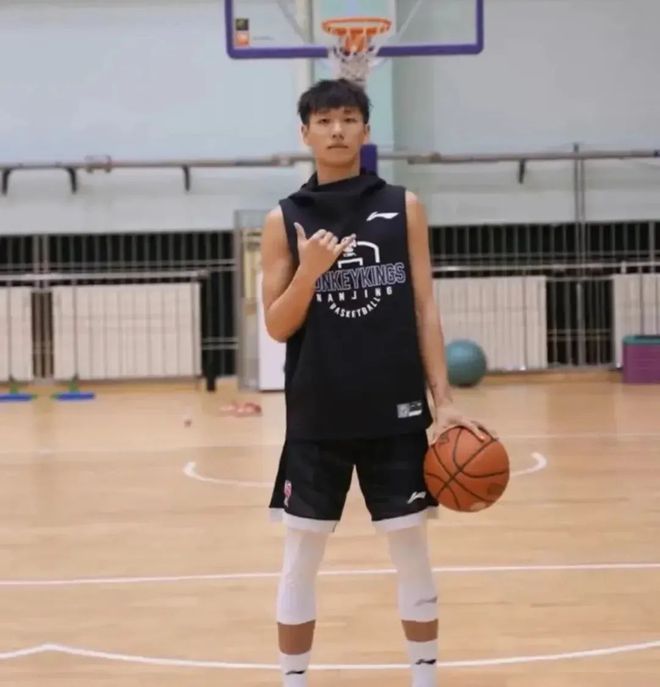 运动型男_型男运动装图片_型男运动裤穿搭