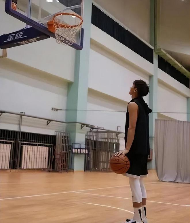 型男运动裤穿搭_运动型男_型男运动装图片